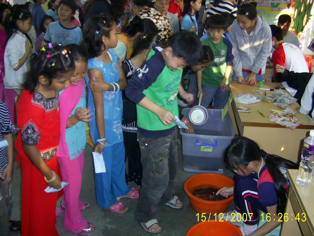 錦田聖約瑟小學舉行的聖誕節嘉年華會相片 小朋友玩泥鰍